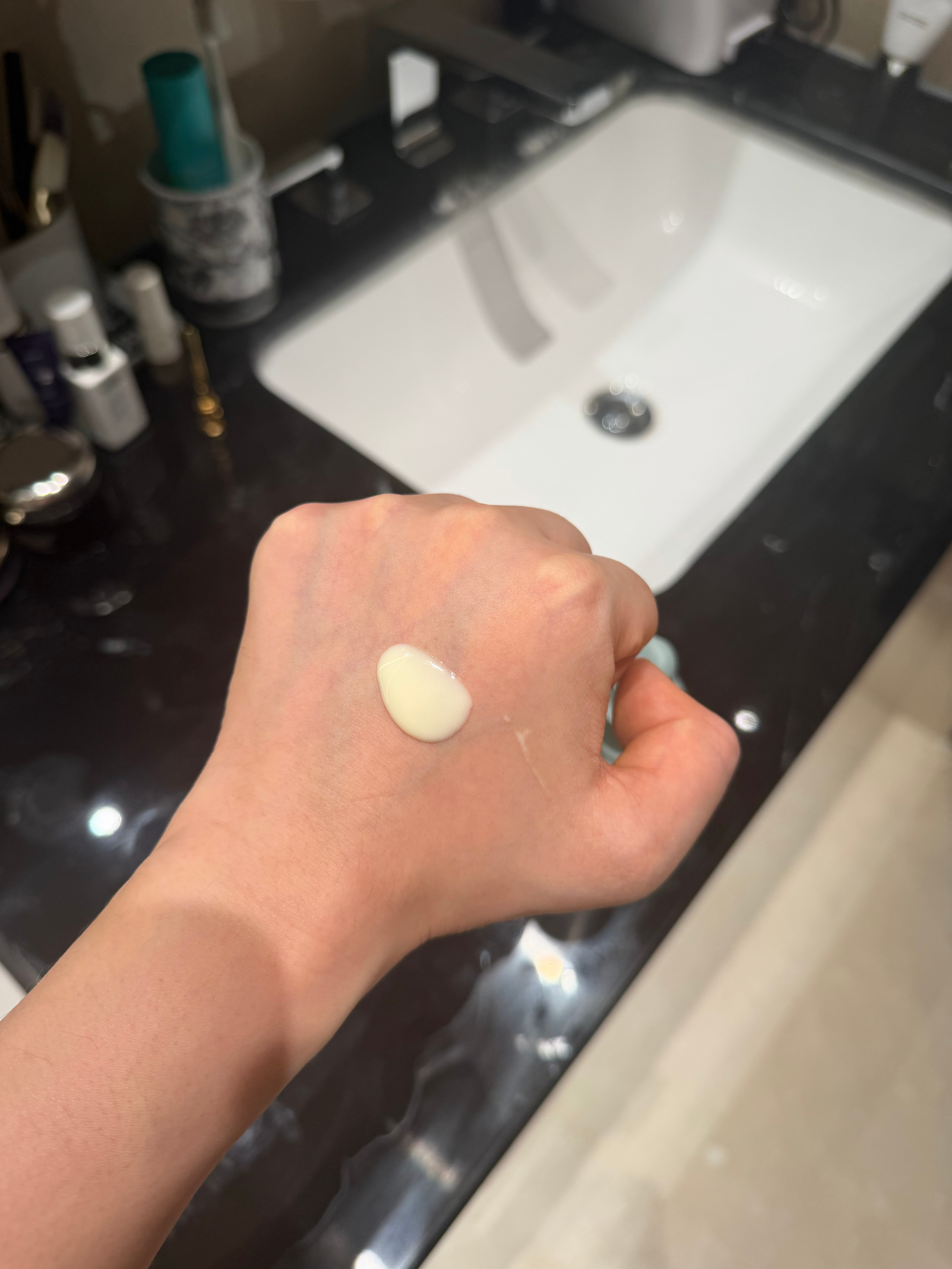 用第二天了，我觉得很明显的效果身体乳真的比面部产品要容易出效果的多！第二天起床明