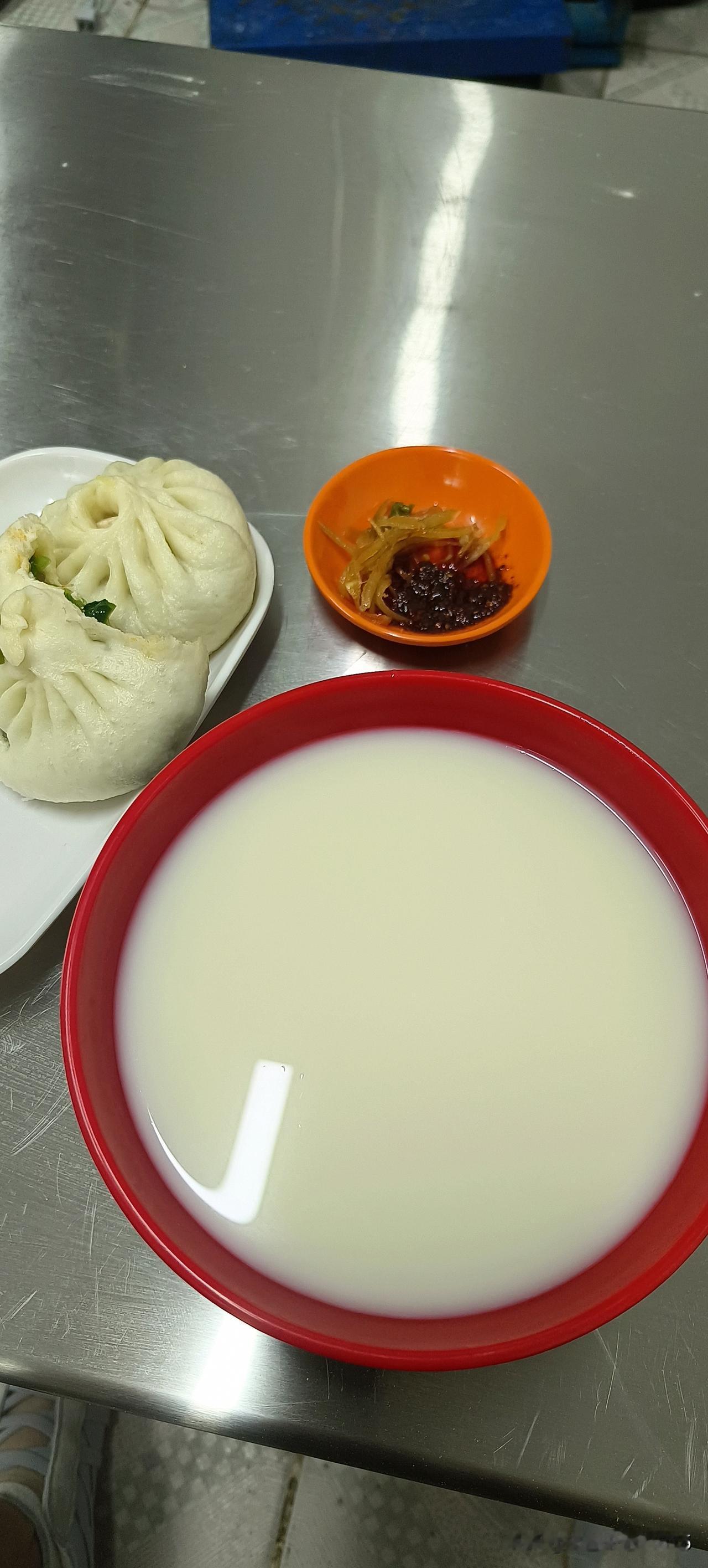 这么热的天，有必要在家做饭吗？
早晨出门就在公园门口吃了两个包子，一碗豆浆，一共