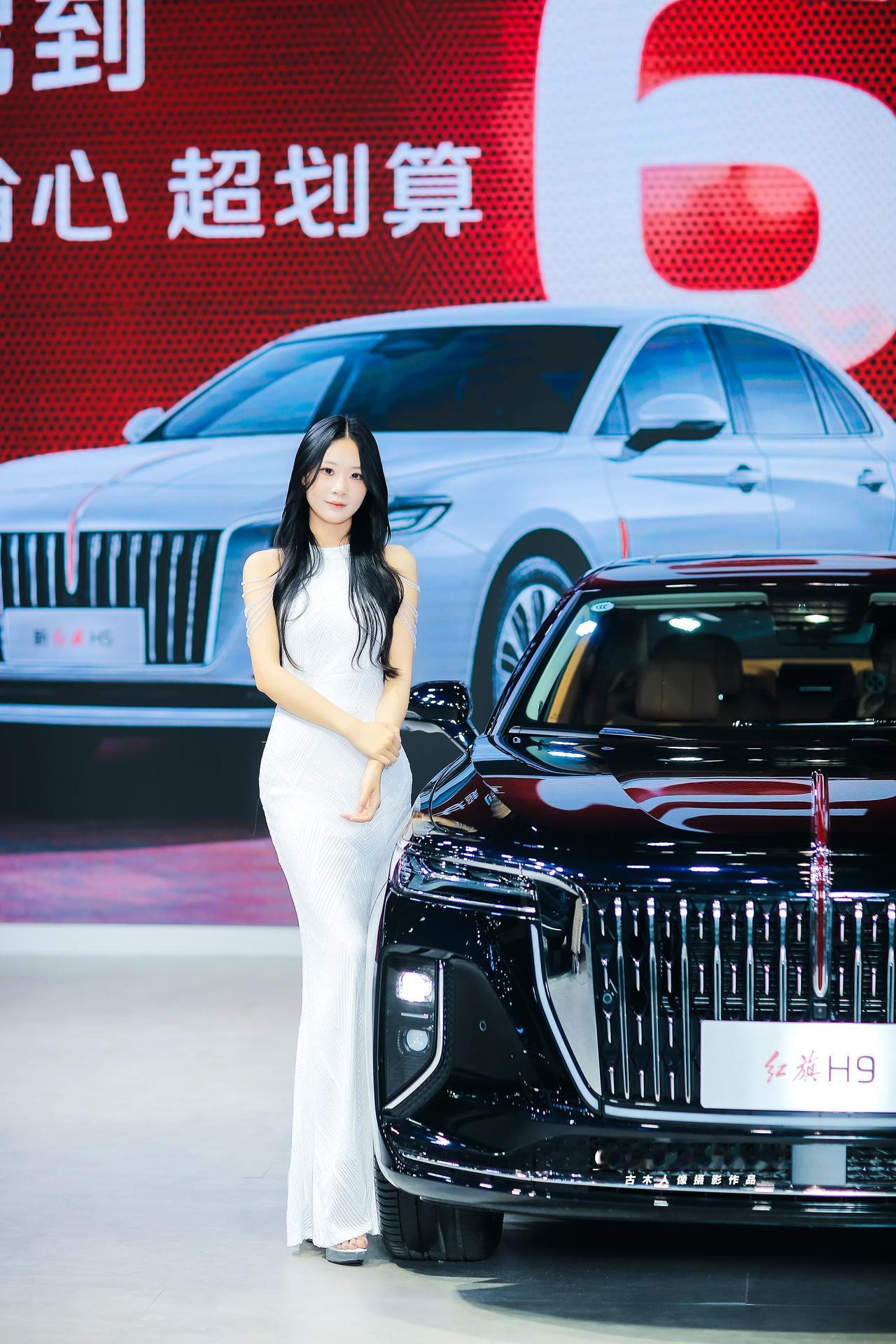 2026重庆车展红旗展台模特