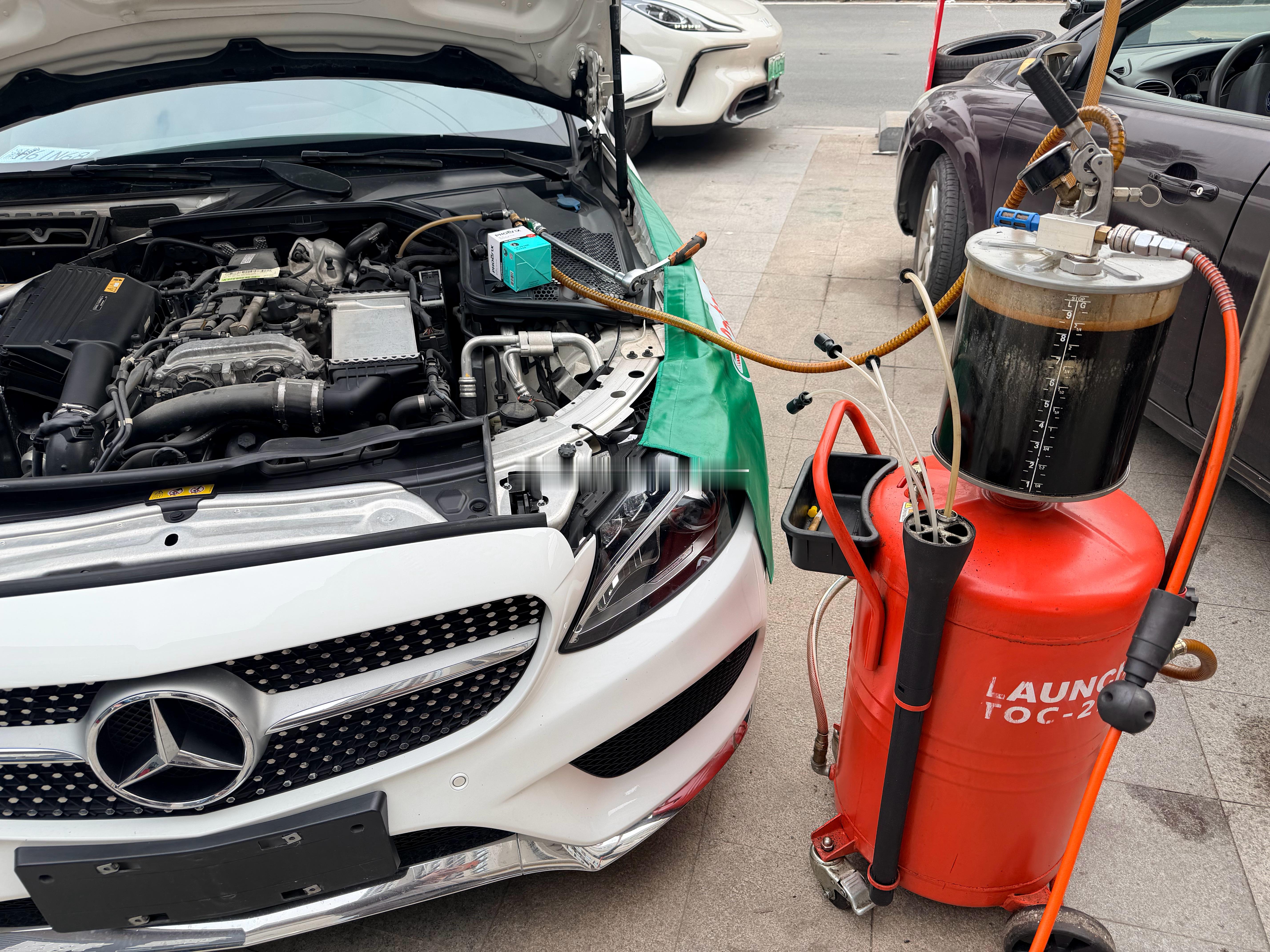 奔驰这274发动机居然抽出来8升多机油，这是机油加最多的2.0T四缸机了吧。 