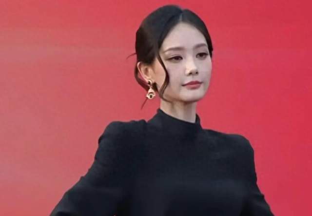 这一夜，武汉红毯乐子多！宋妍霏开叉到胃，戚薇半遮半露程潇眼线