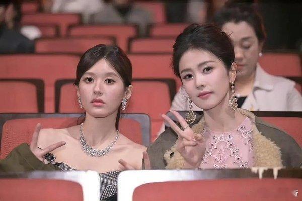 赵露思、白鹿星光大赏合影，谁赢麻了 