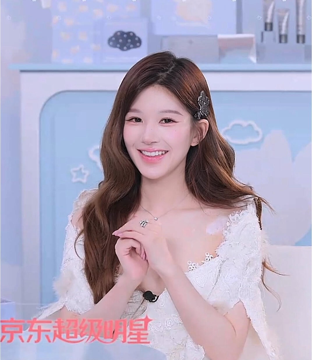 赵露思 × 修丽可线下活动第二套 Look 造型，身穿 Ronald van d