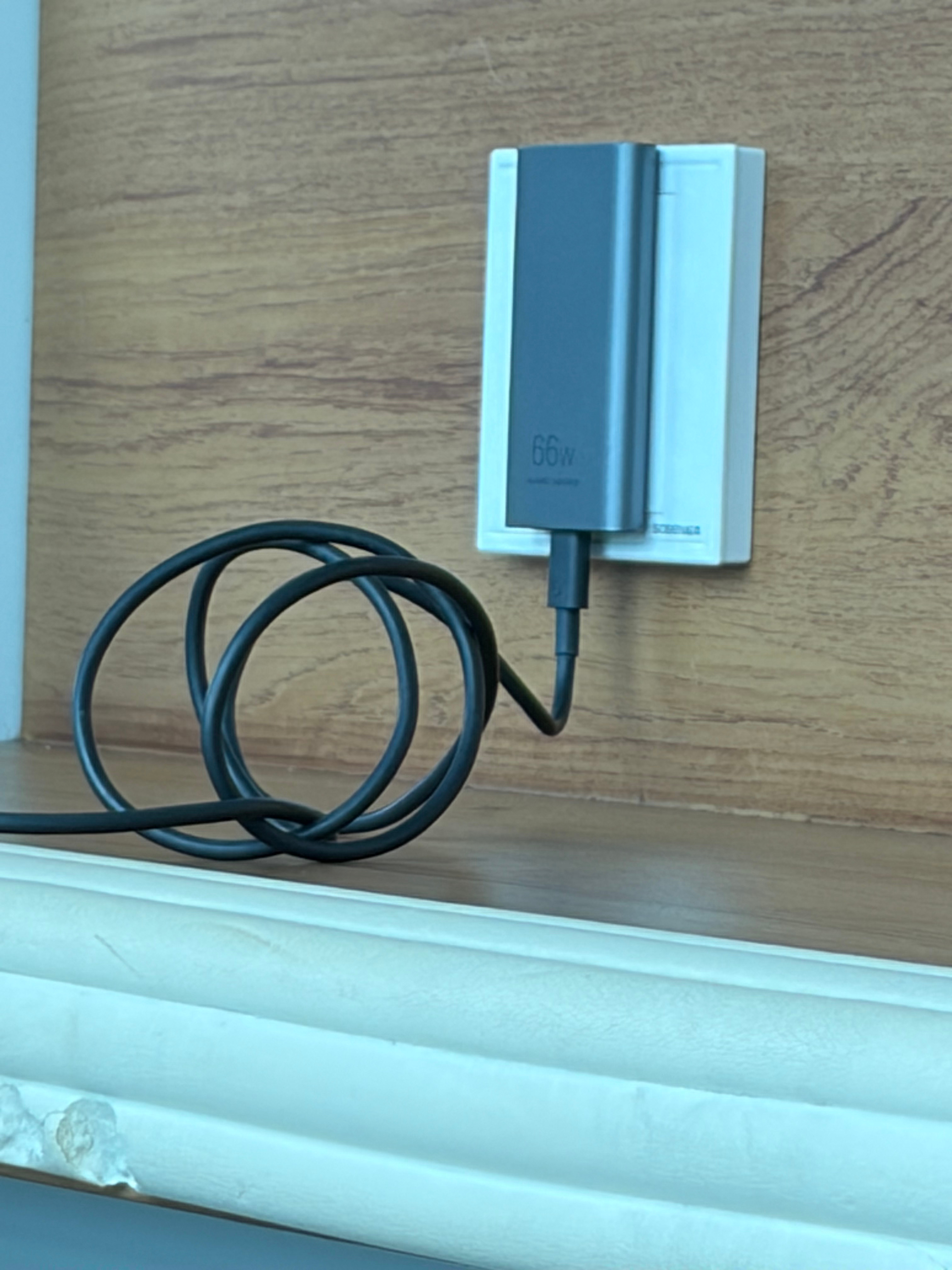 这是啥 带插头的充电宝？(⚆_⚆)🔌 