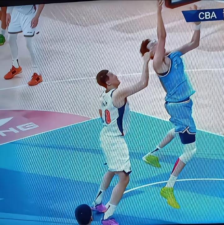 致命违体！从32：22广东领先10分形势一片大好，到杜润旺一个致命的违体，让北京