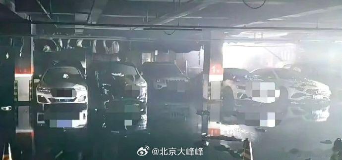 小鹏回应车辆起火烧毁十几辆车 【一小鹏汽车起火，烧毁小区地库十几辆车！车企回应】