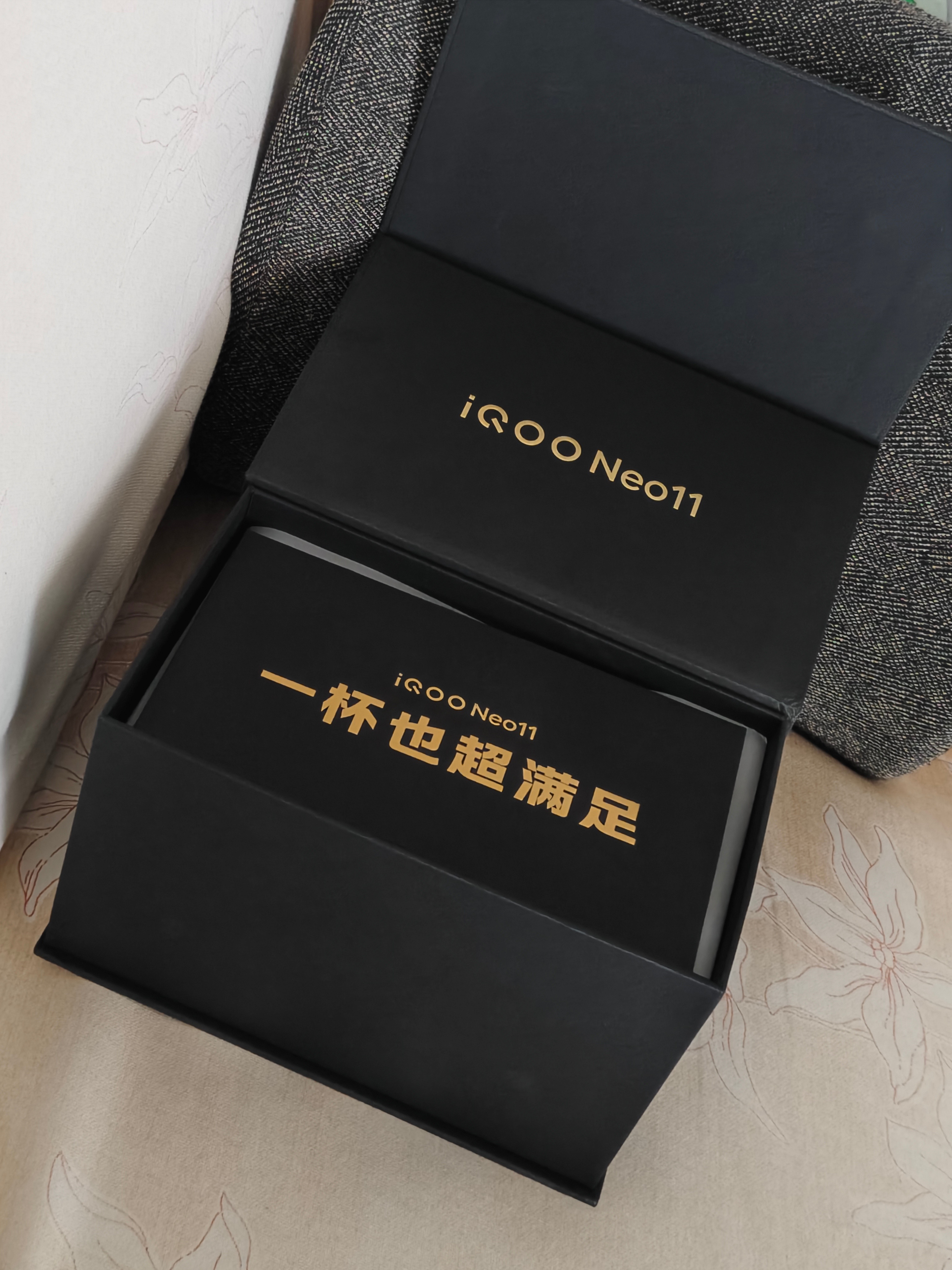 iQOO Neo11 的邀请函好有创意一个伸缩水杯寓意一杯也超满足水杯展开超能装