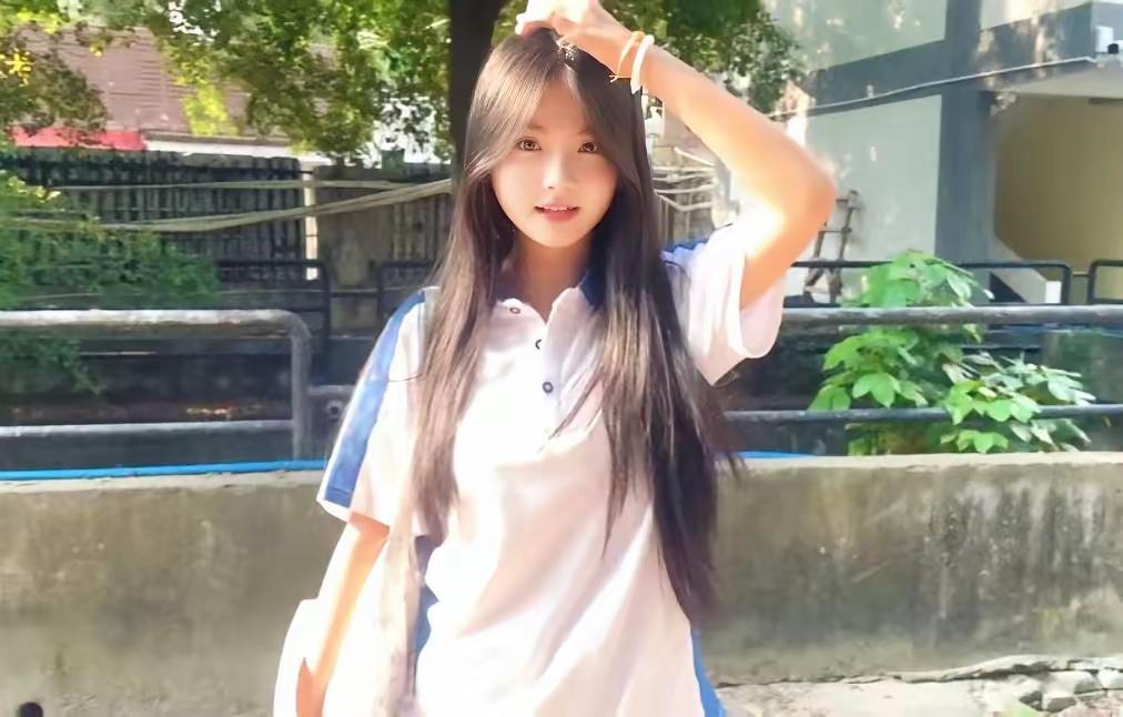 校服是青春的专属底色，阳光穿过枝叶落在肩头，抬手的瞬间，仿佛把少年时代的明媚都定