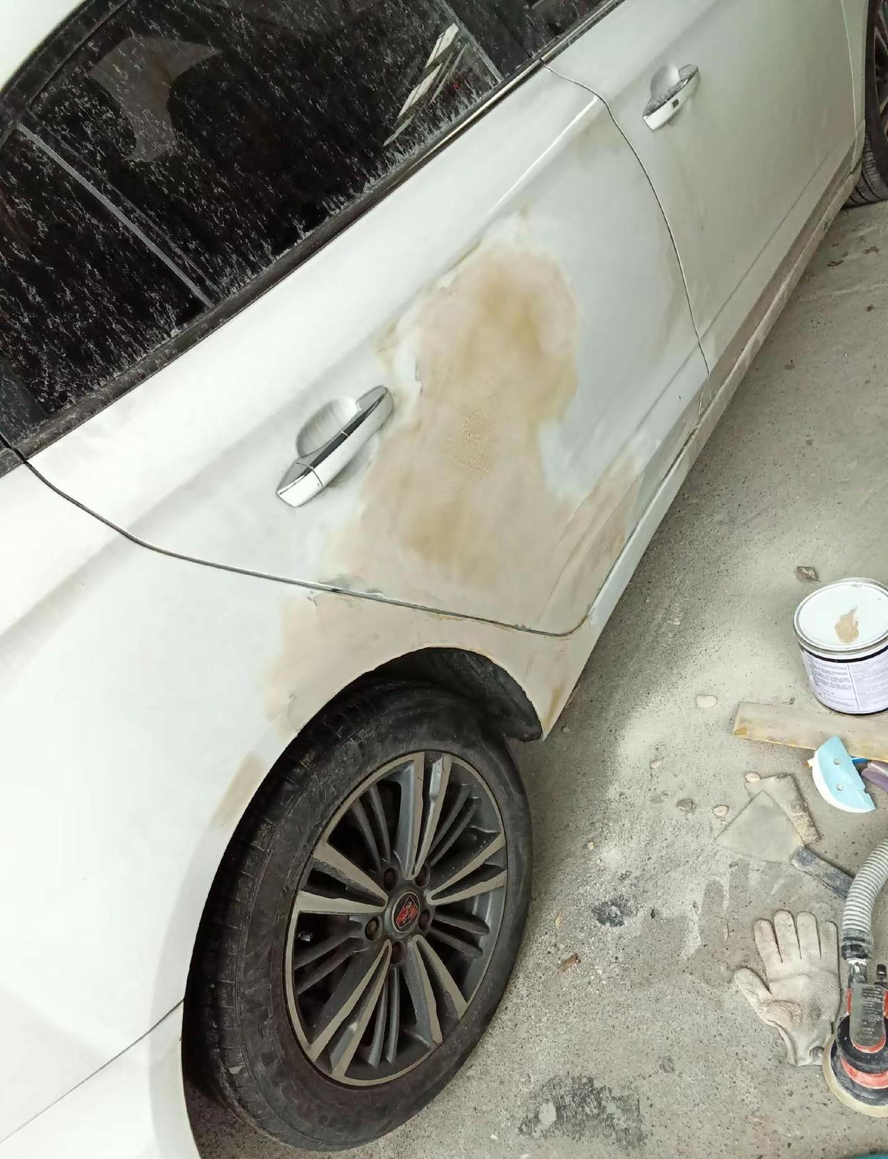 风雨无阻，救援搭不起来只好冒雨更换，衣服都湿了。