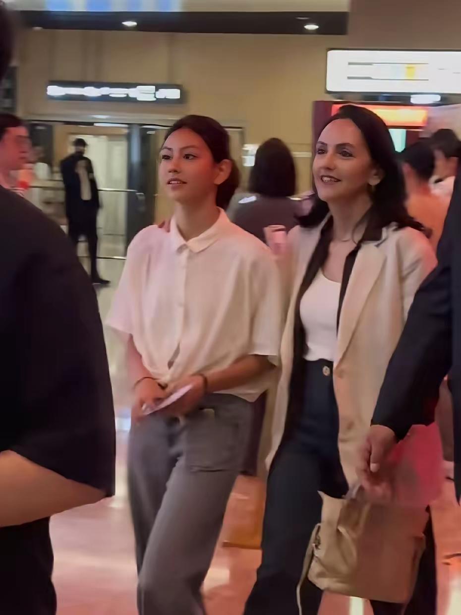 刘烨妻子安娜带着女儿霓娜现身影院，专程观看刘烨的新电影《四渡》。

当年《爸爸去
