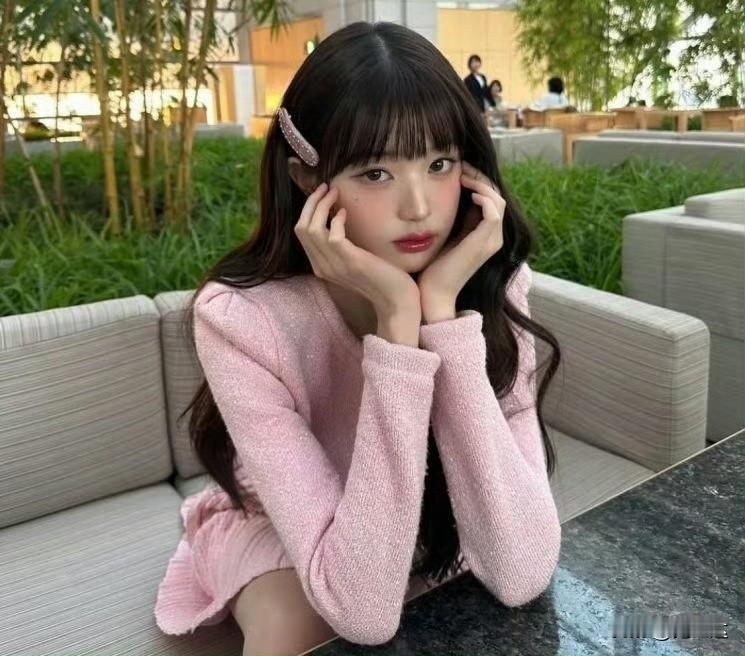 张元英这个人，
长得漂亮我不奇怪，手里有钱我也不奇怪，

但是她居然
漂亮有钱还