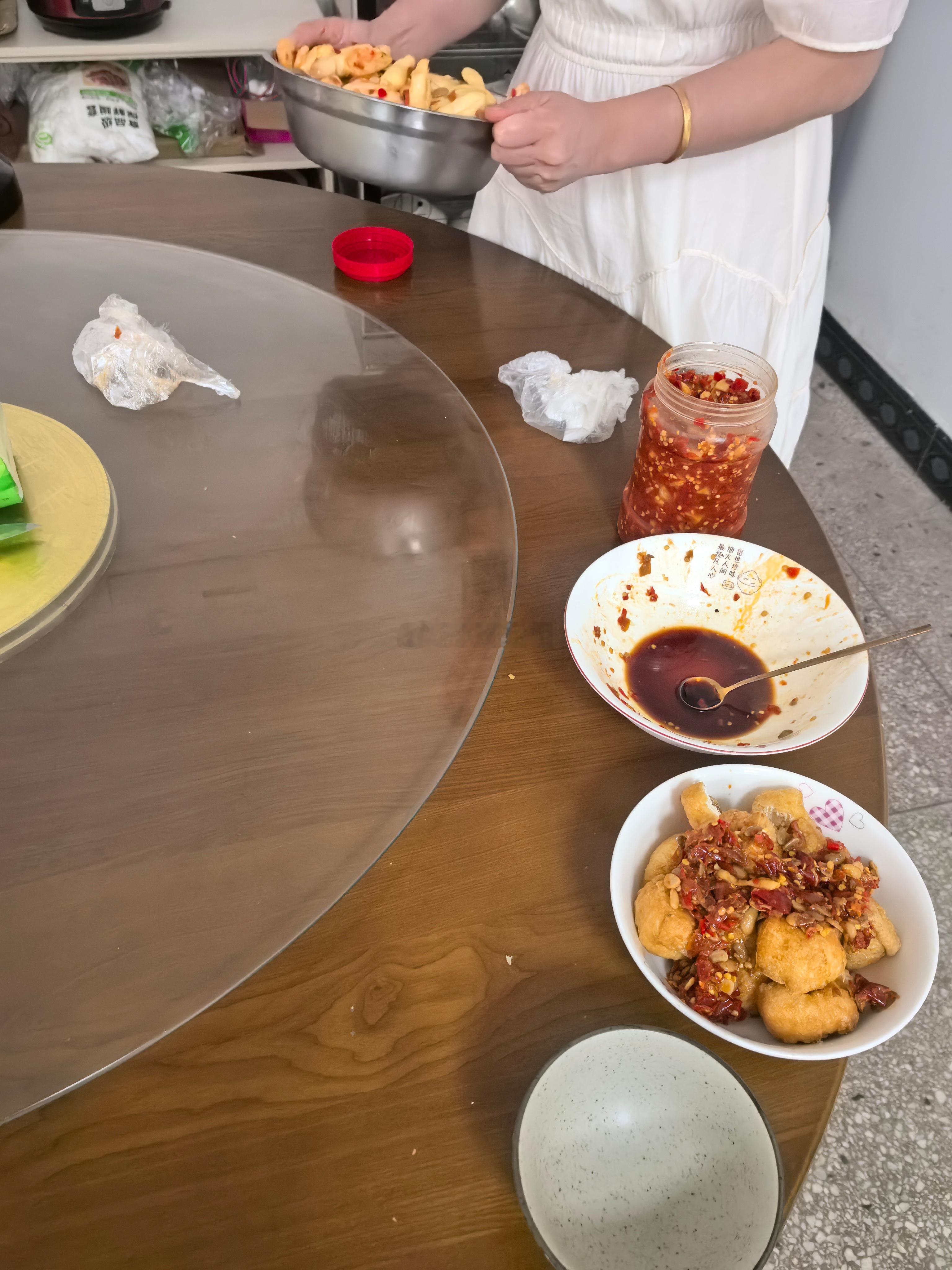 今天中午自制腌姜和油豆腐豆子酱蒸油渣[太开心] ​​​