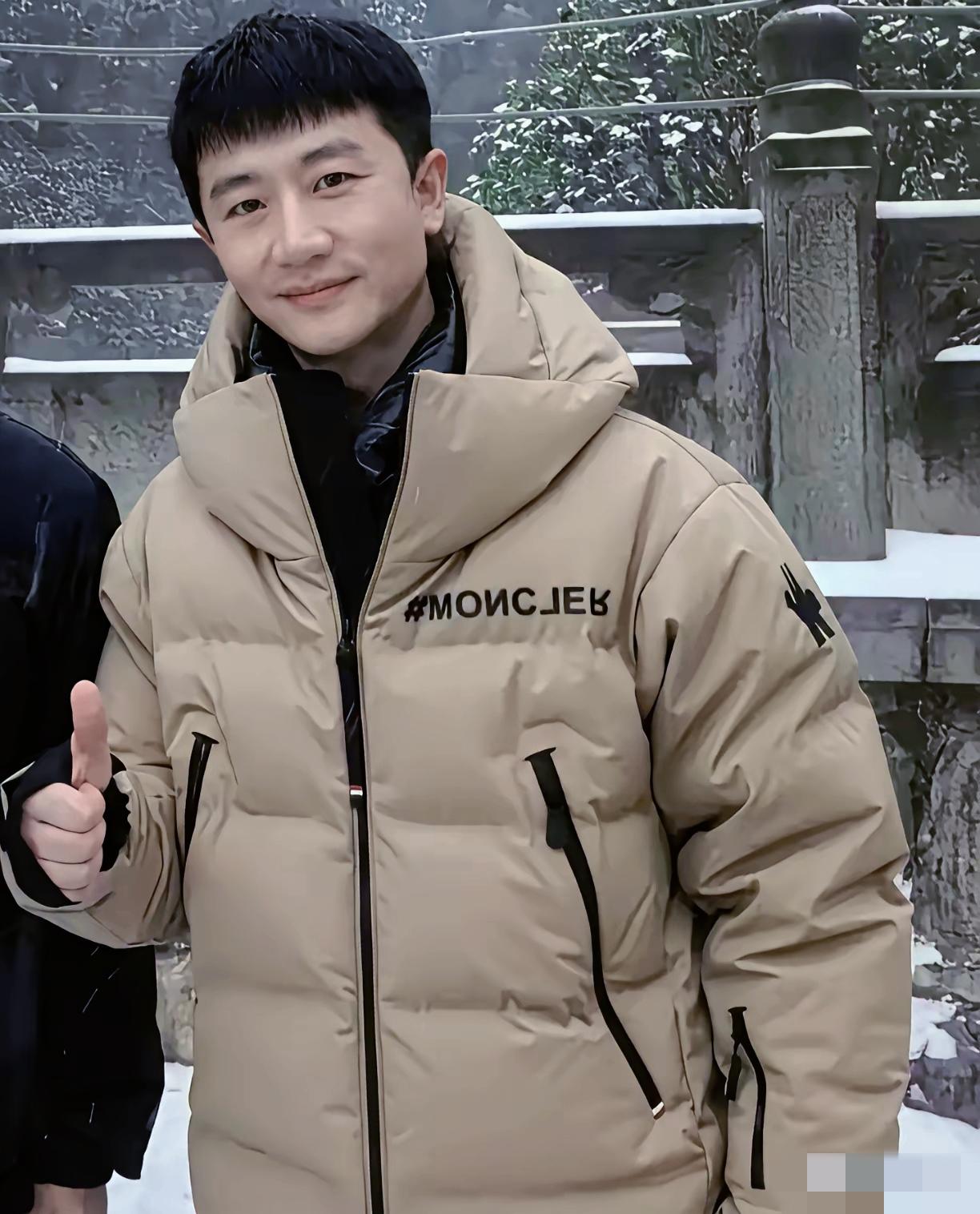 40岁黄轩在九华山被偶遇，他身穿一万多的黄色羽绒服，清爽俊郎有少年感