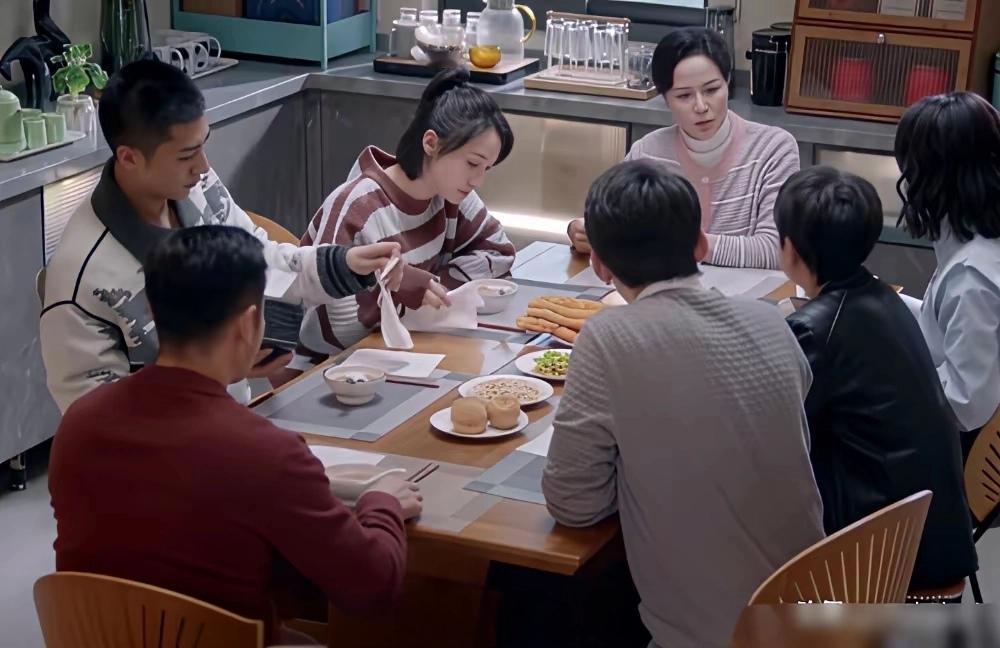 追剧《不期而遇的生活》，最近连续3晚，播放9集，都是沈晶的母亲刘老师(于莉红饰演