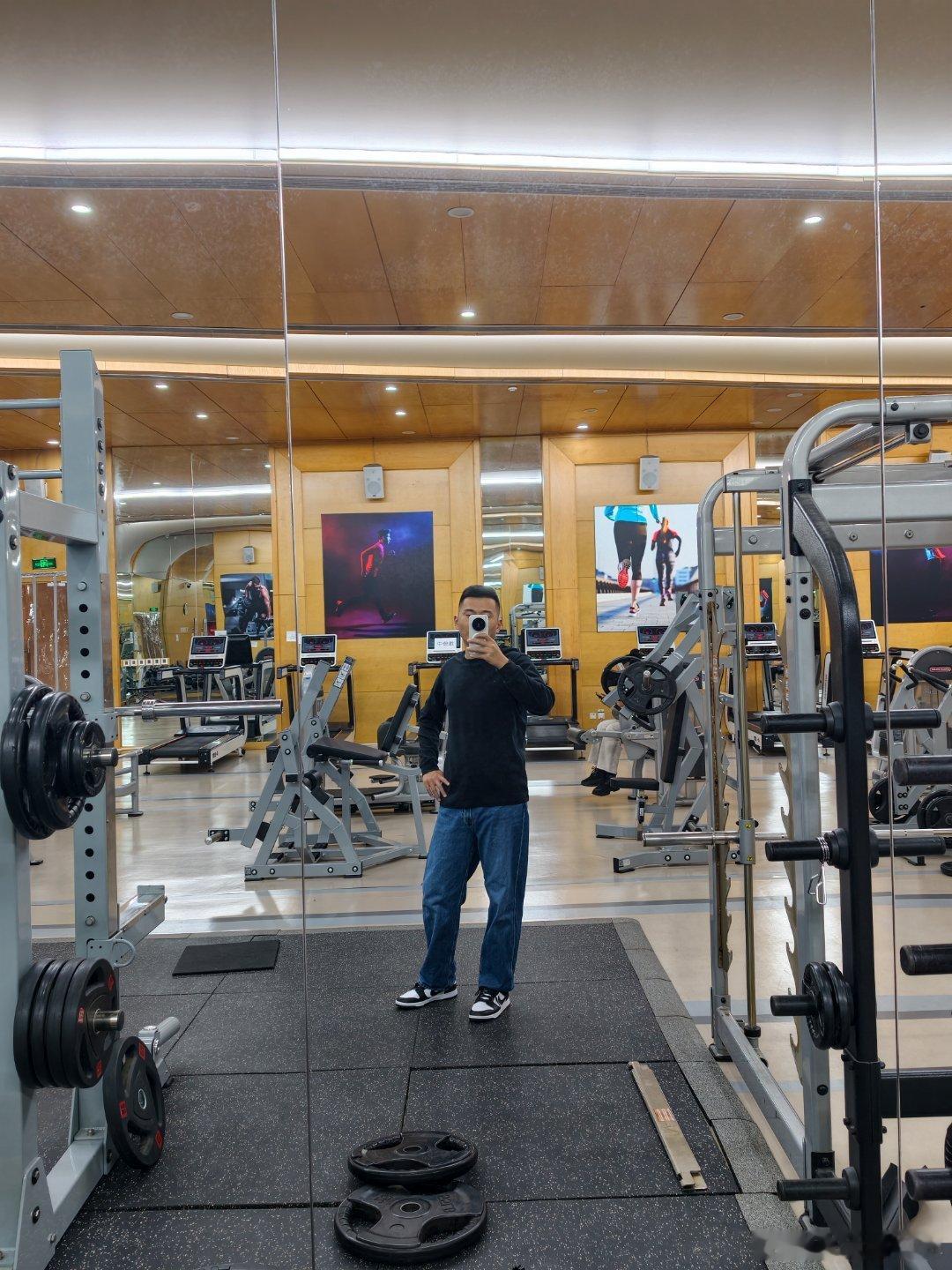 人真的会被环境重塑。去美国被我妹“硬控”了一阵，硬生生过上了国内想象的“健康生活