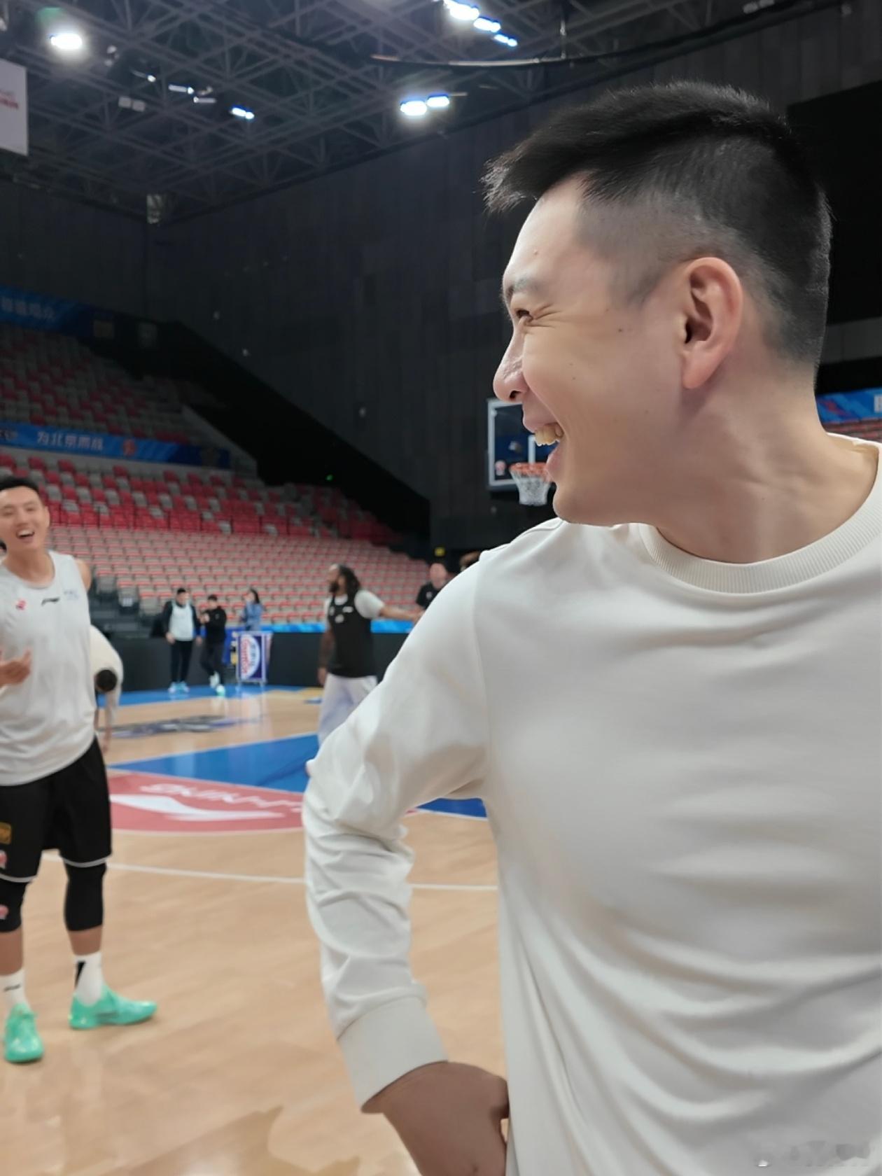 北京男篮vs辽宁男篮 双方关系真是好，上午训练碰面各种互致问候，其乐融融。杨鸣指