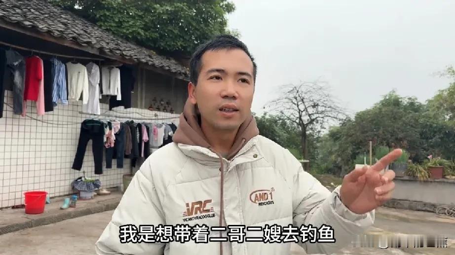 小陈带着老挝二哥二嫂继续留在四川老家，等待小梅的签证。
为了让二哥二嫂体验中国钓