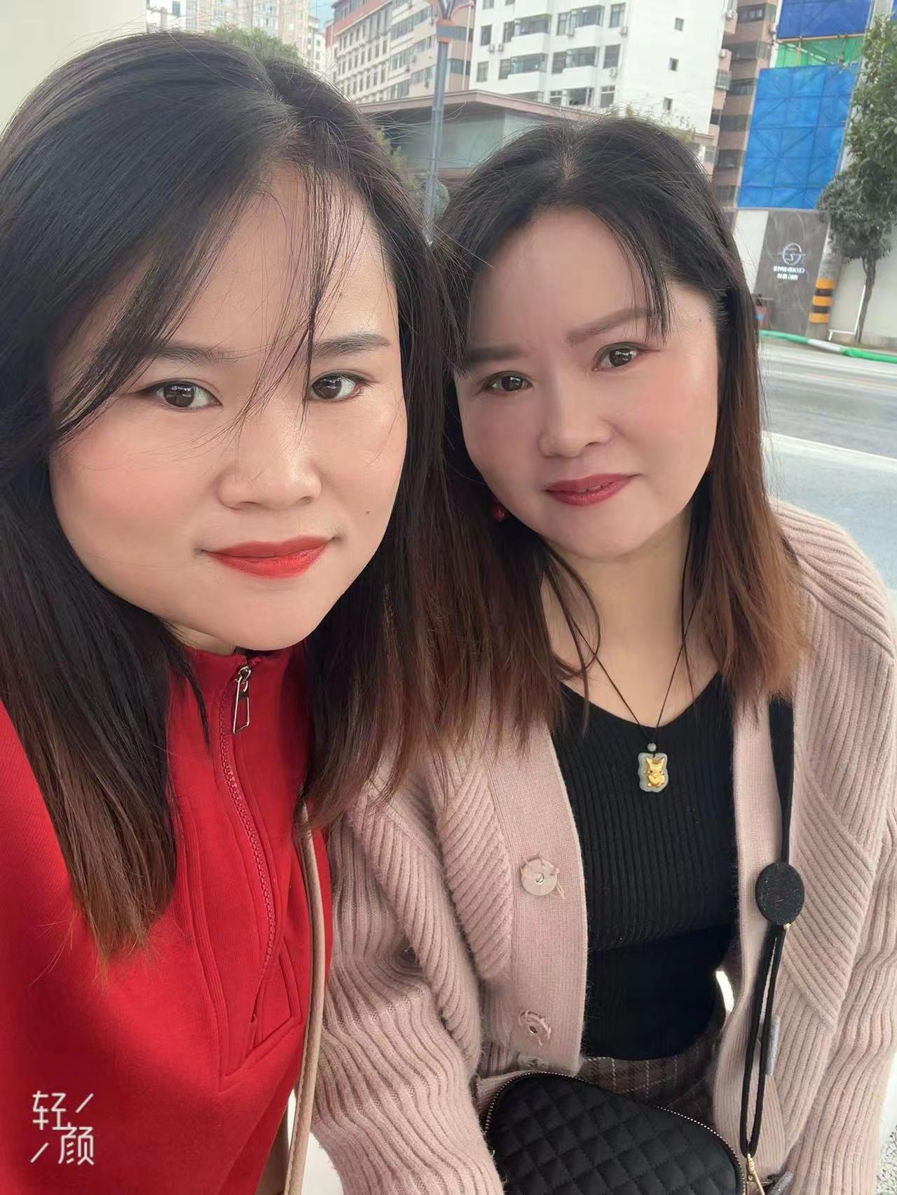 都说把我两姐妹分不清，有那么像吗？我看也不是多像啊😂😂