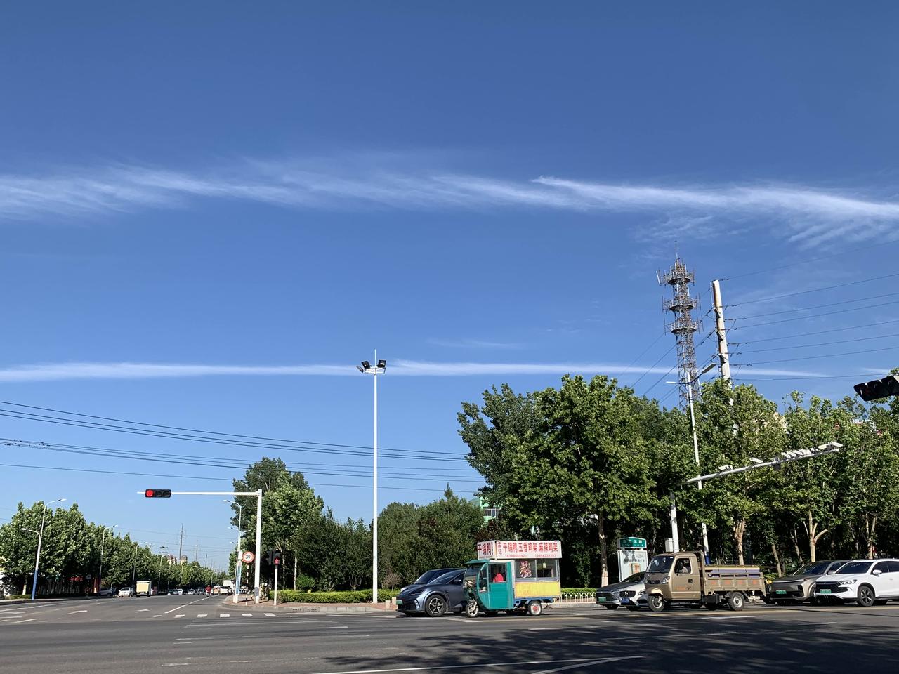 今天，仰望家乡的天空，湛蓝湛蓝，阳光明媚，气温偏高，空气中带着初夏的热意。天空中