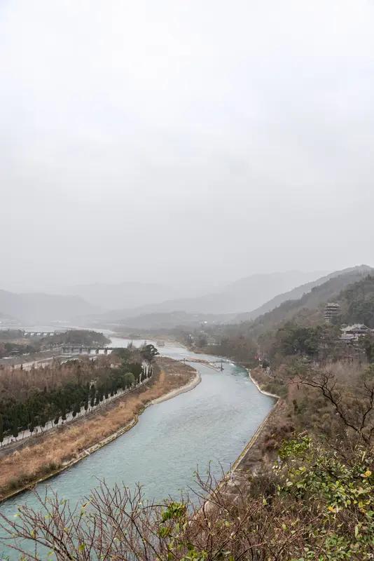 四川的冬天总是阴雨绵绵，这和它的地理位置、气候特点脱不了干系。四川处于亚热带湿润