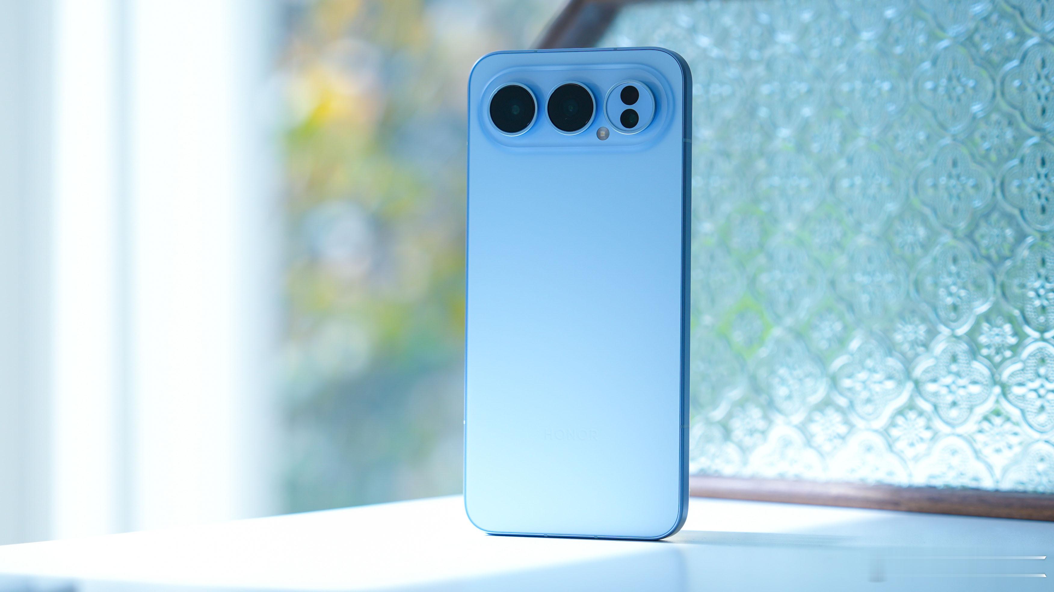 荣耀500 Pro，这个镜头横置设计确实很好看不仅手感更好，而且还可以增加整体的