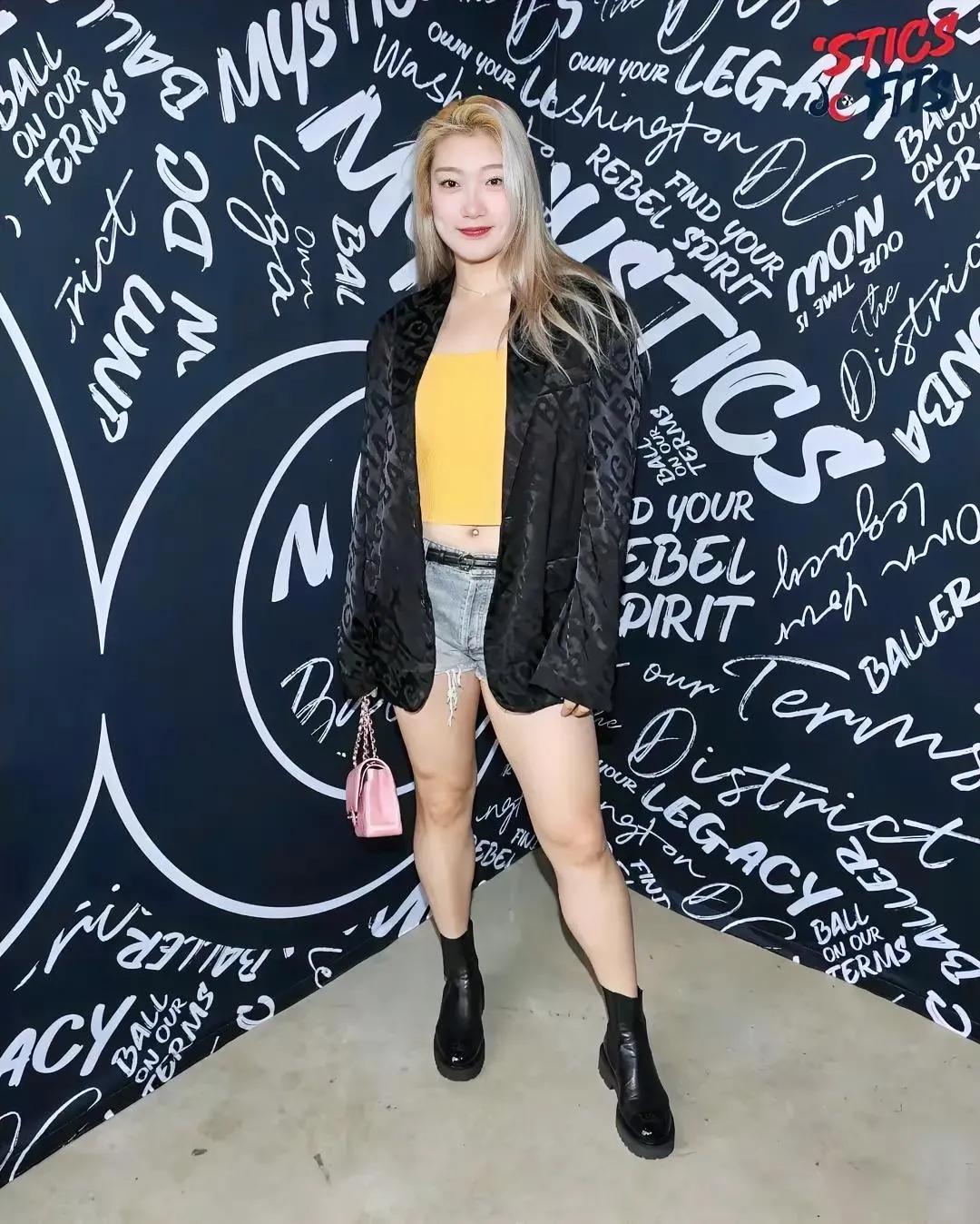 女篮当红球星李梦，不仅球打的好，人长的也很漂亮，真不错！