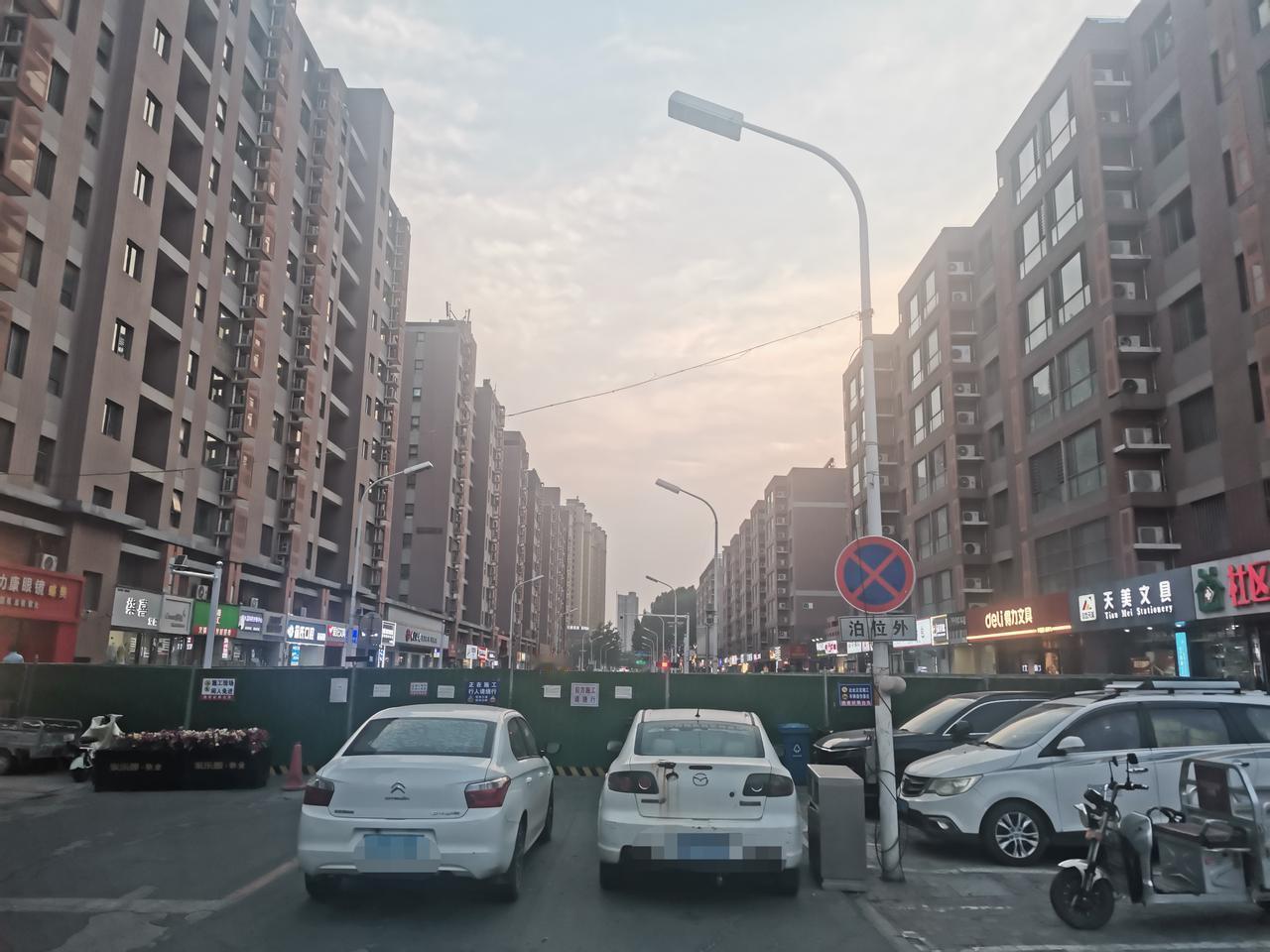邢台天一街维修，长毛毛的杨树被运走了。这些毛白杨高大粗壮，是原拖拉机厂时期的树植