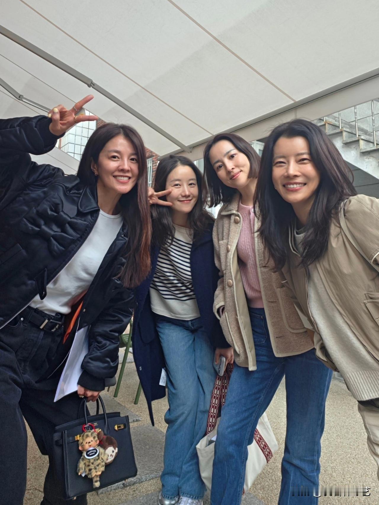 12日，演员韩惠珍在Instagram上传了多张照片。照片中，韩惠珍与好友金圣恩