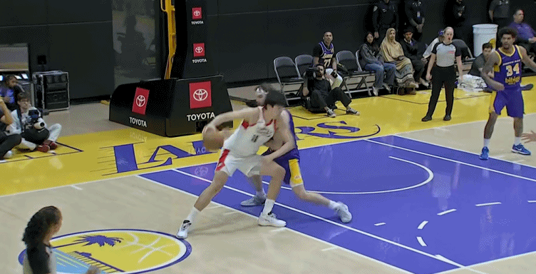 开场3中0之后，杨瀚森在篮下连中3球，这两场都有点先抑后扬的意思。 