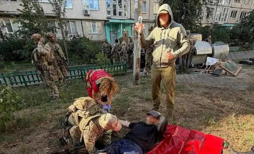 乌克兰内战爆发了？一觉醒来，乌克兰发生内乱了，两大核心安全情报部门直接当街交火。