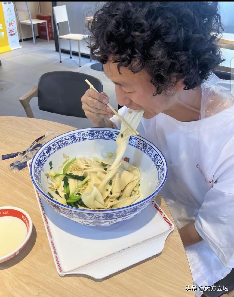 庞麦郎这人，真是个奇人。到西安巡演直奔面馆，非得大碗宽面不可，海碗端上来比脸还大