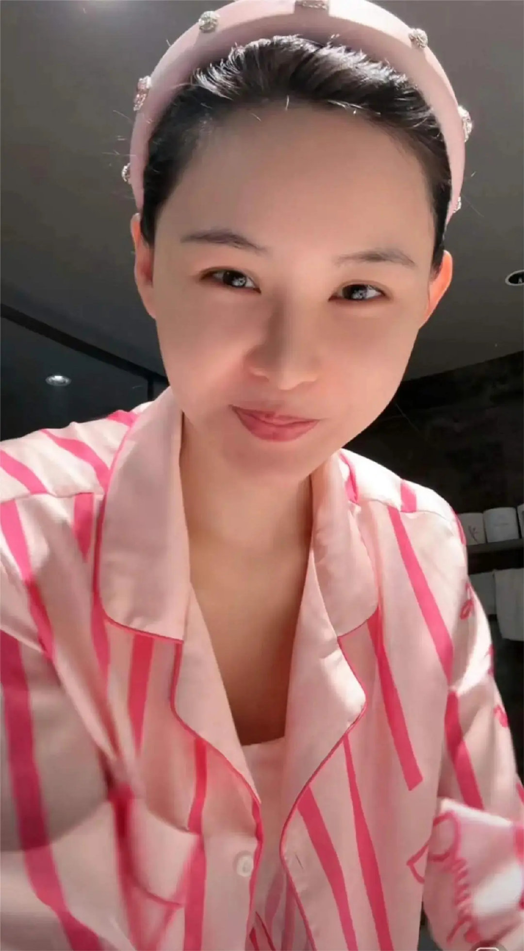 张颖颖直播回应汪小菲领证：心情特别的完美。 5月27日，有网友在张颖颖的直播间问