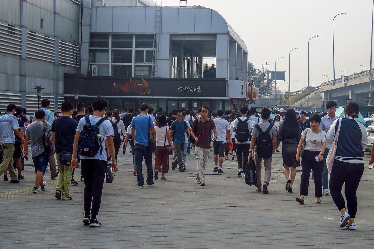 一位香港人在内地游玩时，偷拍一名在地铁站蹲下来休息的“上班族”。他发文质问 “为