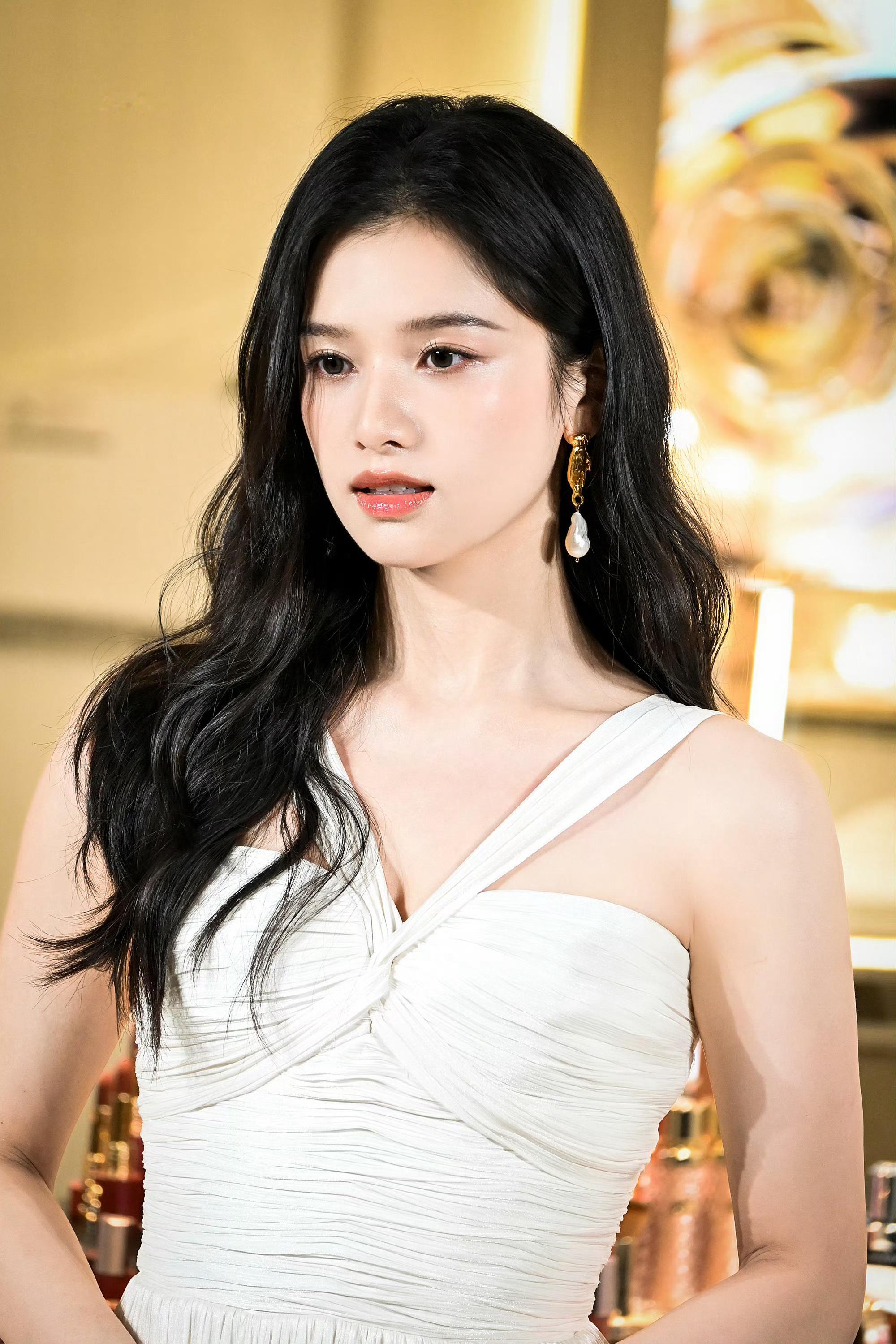 张婧仪好权威的一张脸