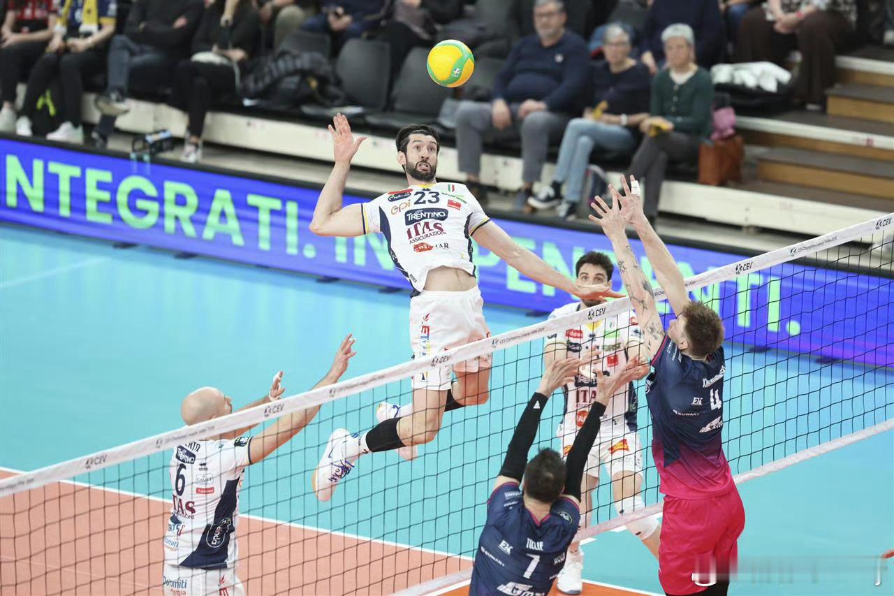 巴西名将弗拉维奥在节目中对外透露自己已经同特伦蒂诺续约到2028年。男排国际排坛