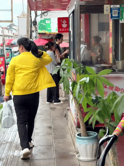粉丝建议罗正买雪王一定要买全糖，因为回去兑水还可以多喝点！哈哈哈哈哈哈这是亲粉丝