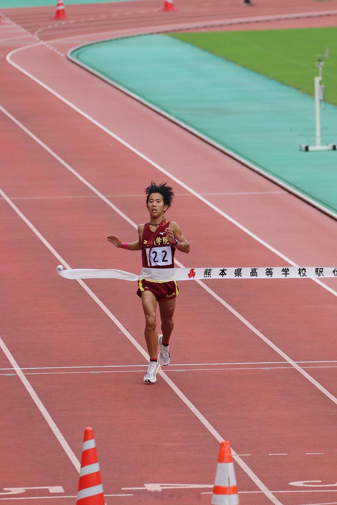 2024日本熊本县高校驿传的一张照片。没有拍两边拉冲刺带工作人员进来，这样的定格