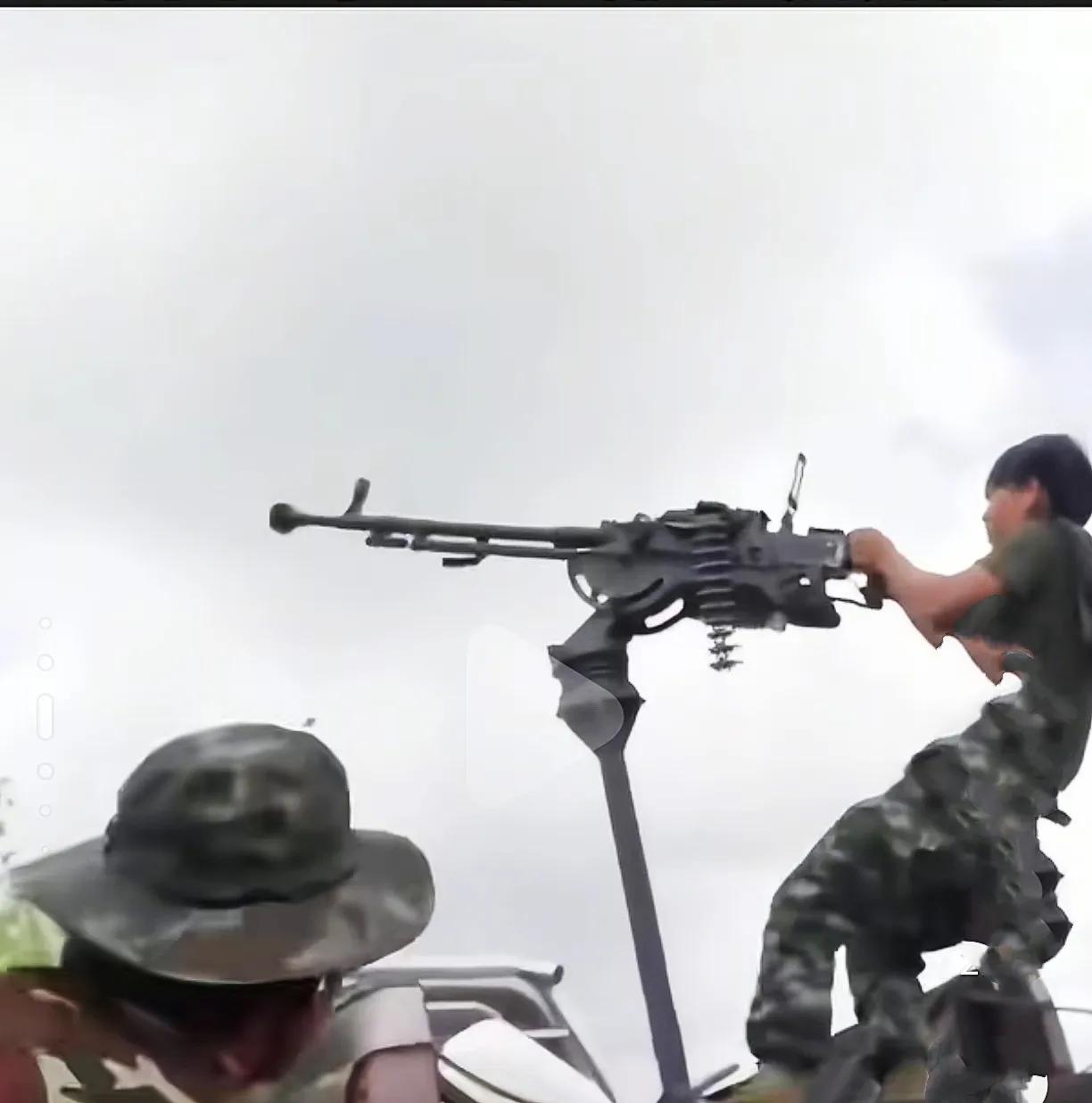 可猛了！
昨日12月12日一架F-16低空飞过，没想到柬埔寨的人手提着重机枪对着