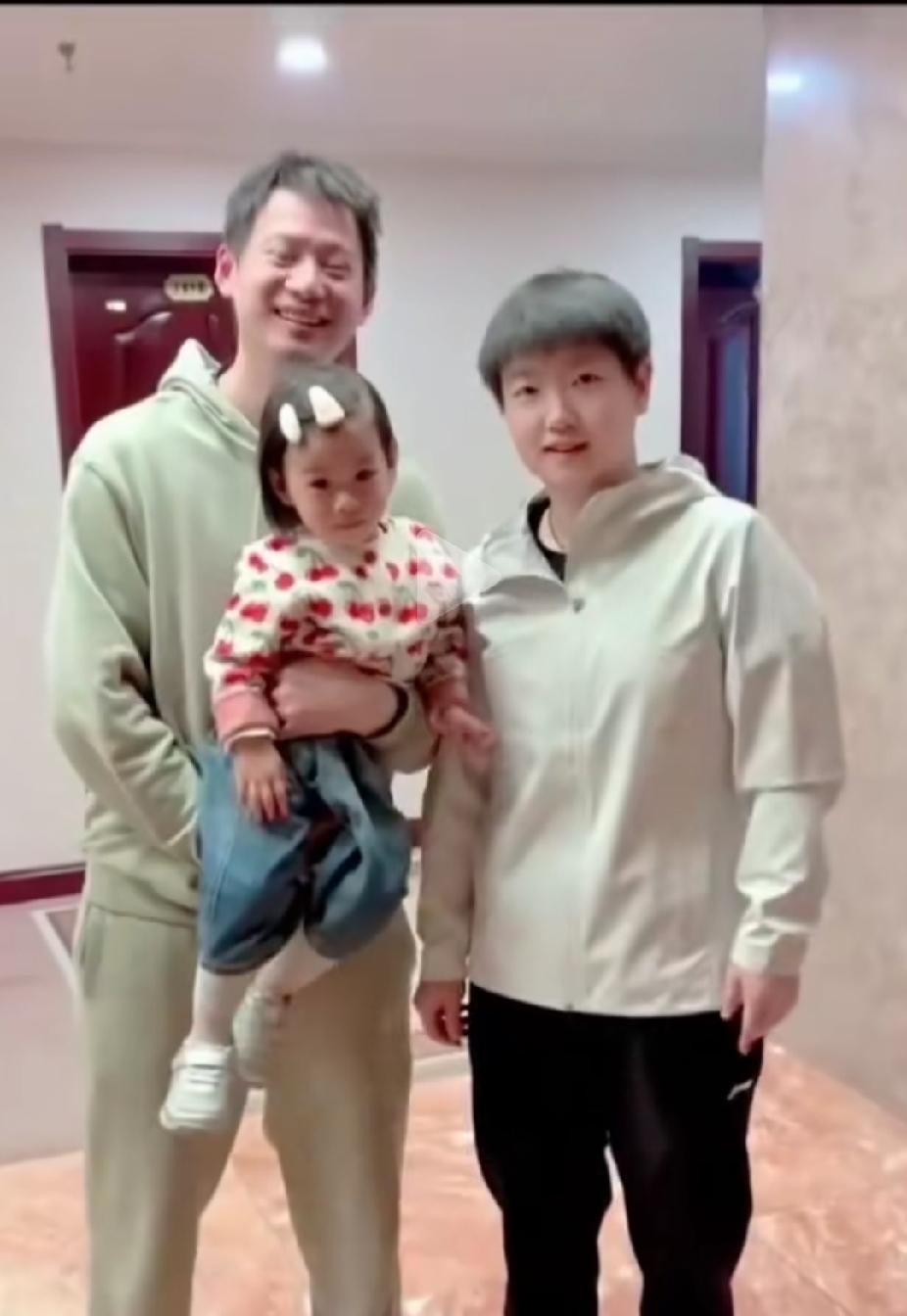国乒名场面！孙颖莎和小十一的同框也太暖了🥹
 
刷到这张合照直接被戳中！
周雨