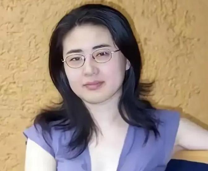 79岁美国老头在剑桥闭眼，全网突然不骂了。他妻子是13岁考北大、课本里写《十三岁