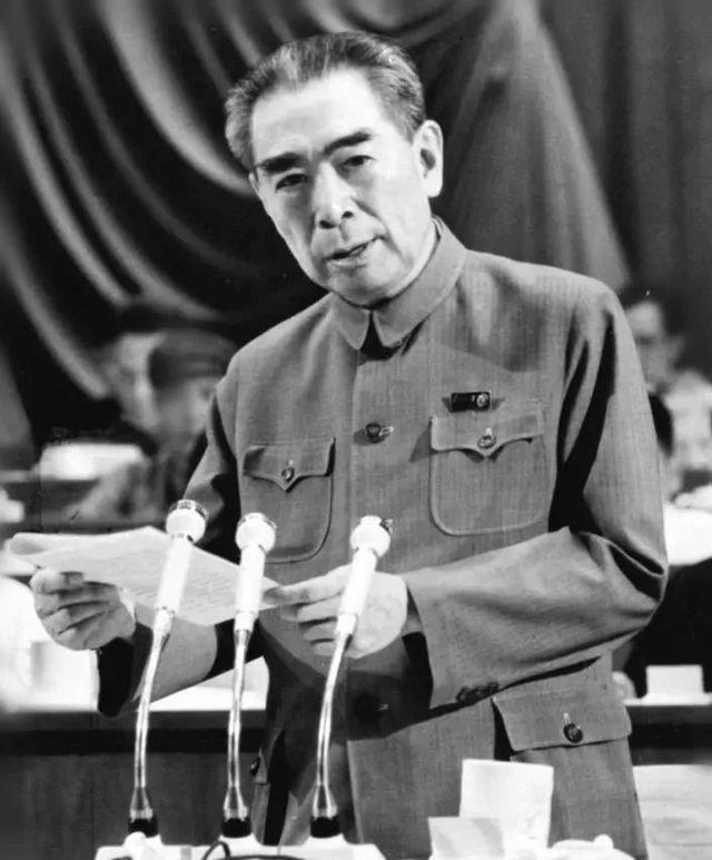 开国大典在即，周恩来问毛主席：您还记得红三十四师那个团长吗？
 
毛主席闻言放下