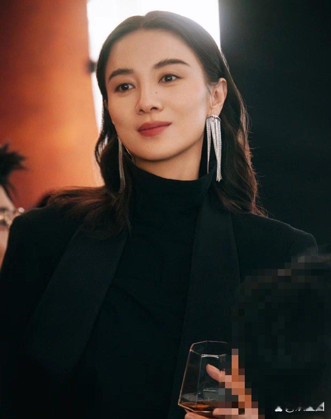 宋佳，身材真好，时尚大气 