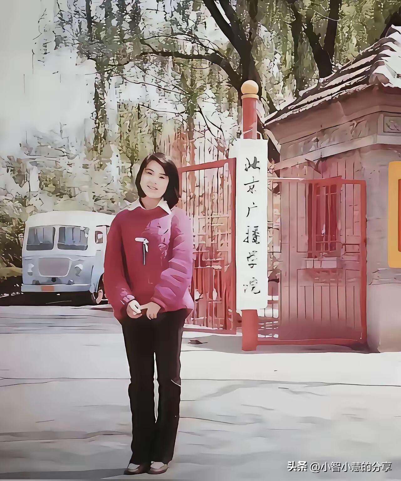 这是八十年代的老照片，这个女生看起来好青涩，长相乖巧，发型很可爱，估计没有人想到