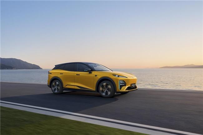 坐进全新深蓝S07华为乾崑激光版的车内，第一眼就会被全新豪华游艇环抱式设计吸引。