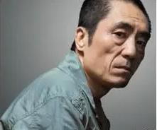1987年，张艺谋筹拍《红高粱》，女主选了“丰乳肥臀”的史可。然而，巩俐也想出演