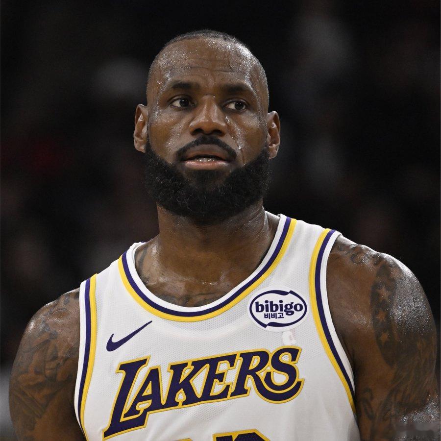 詹姆斯并未等待其他球员交易据ESPN记者Shams报道，勒布朗-詹姆斯目前并没有