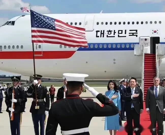 韩国人的玻璃心又碎一地！韩国总统夫妇抵达美国，刚下飞机就闹出国际笑话！

当地时