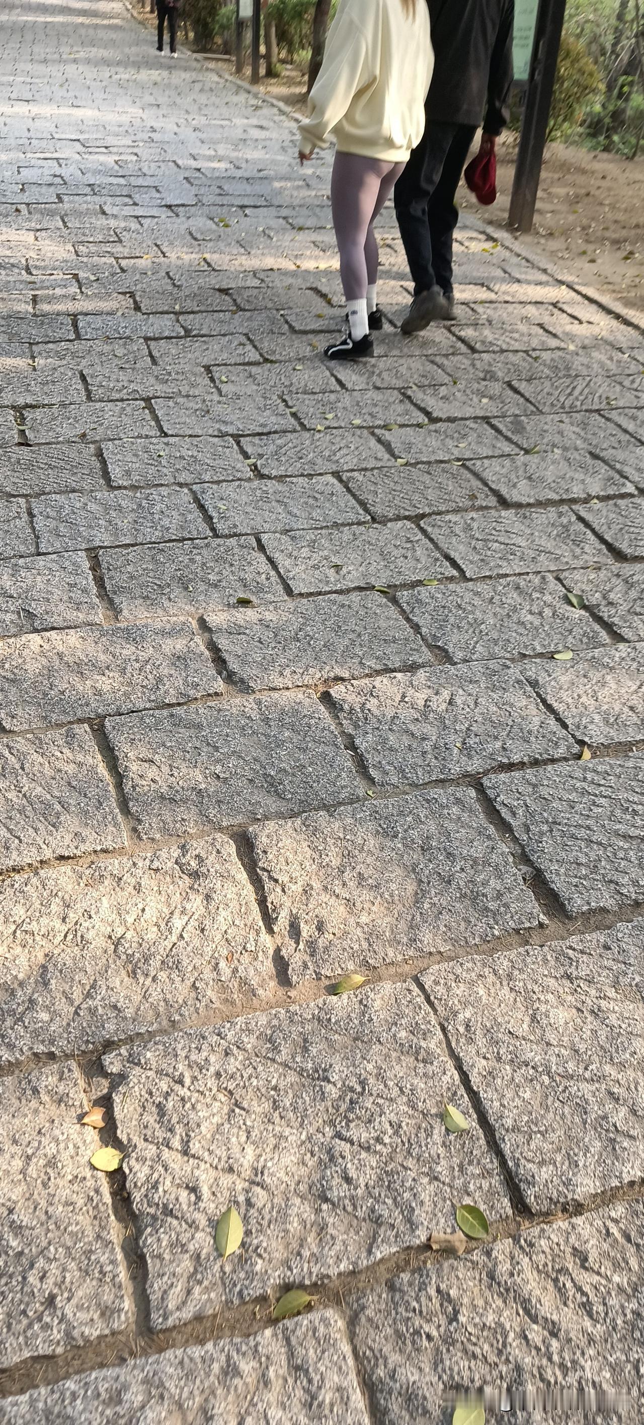 看这个女孩穿了个啥都出来了。
感觉下身穿的秋裤大早晨就跑出来了，真的不雅，太难看