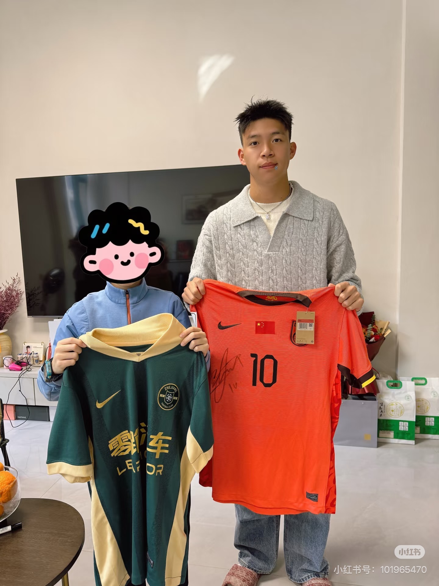 其实不是小绿球迷，但请都来看这个wyd。家居服配痘痘贴萌化了呀 