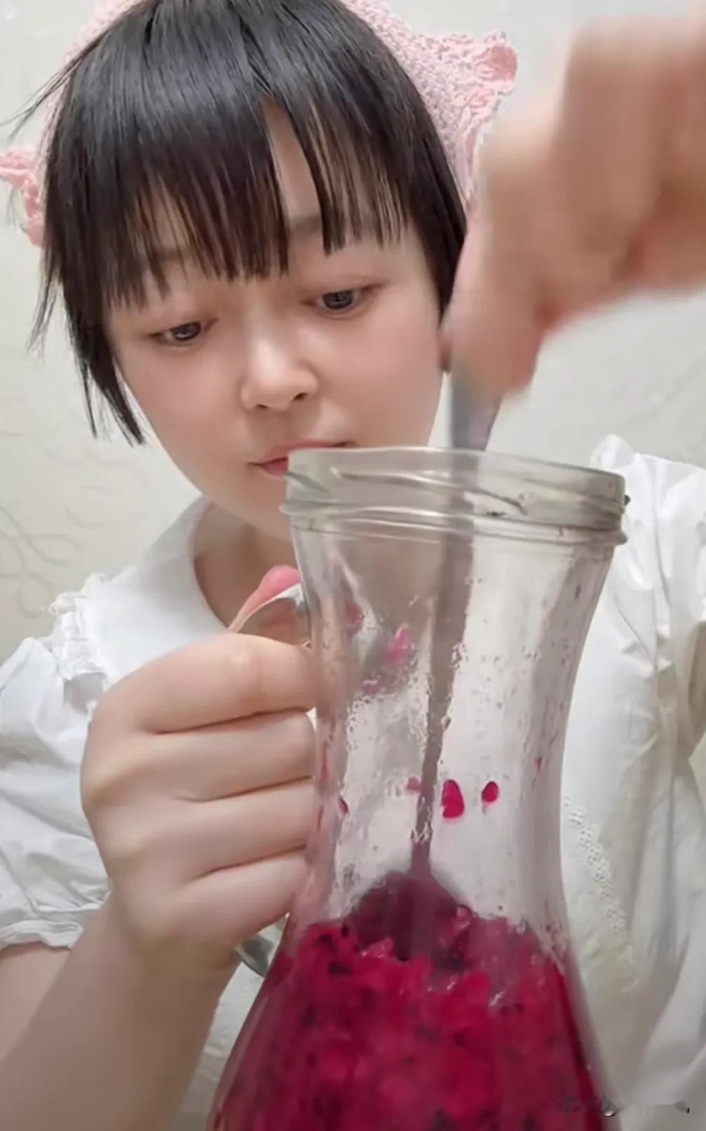 第一次挑战自己在家制作火龙果酒
五斤火龙果
一共花了29块钱
一袋水果酒曲
50